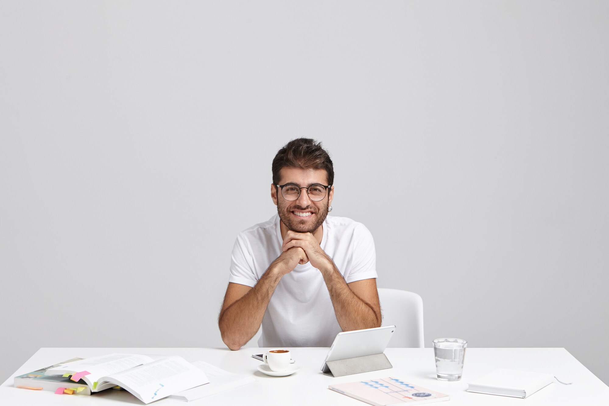 Persona en escritorio